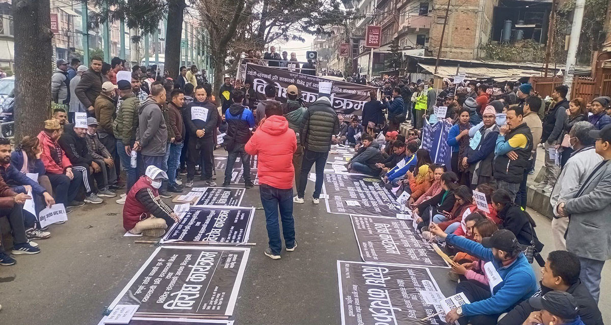 बैंकको ब्याजदर एकल अङ्कमा ल्याउनुपर्ने माग गर्दै व्यवसायीको प्रदर्शन